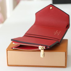 【顶级品质】 M62935 大红 由柔软的Monogram Empreinte粒面皮革裁制而成的Zoe短款钱夹,饰有经典 【顶级品质】 M62935 大红 由柔软的Monogram Empreinte粒面皮革裁制而成的Zoe短款钱夹,饰有经典