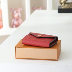 【顶级品质】 M62935 大红 由柔软的Monogram Empreinte粒面皮革裁制而成的Zoe短款钱夹,饰有经典 【顶级品质】 M62935 大红 由柔软的Monogram Empreinte粒面皮革裁制而成的Zoe短款钱夹,饰有经典