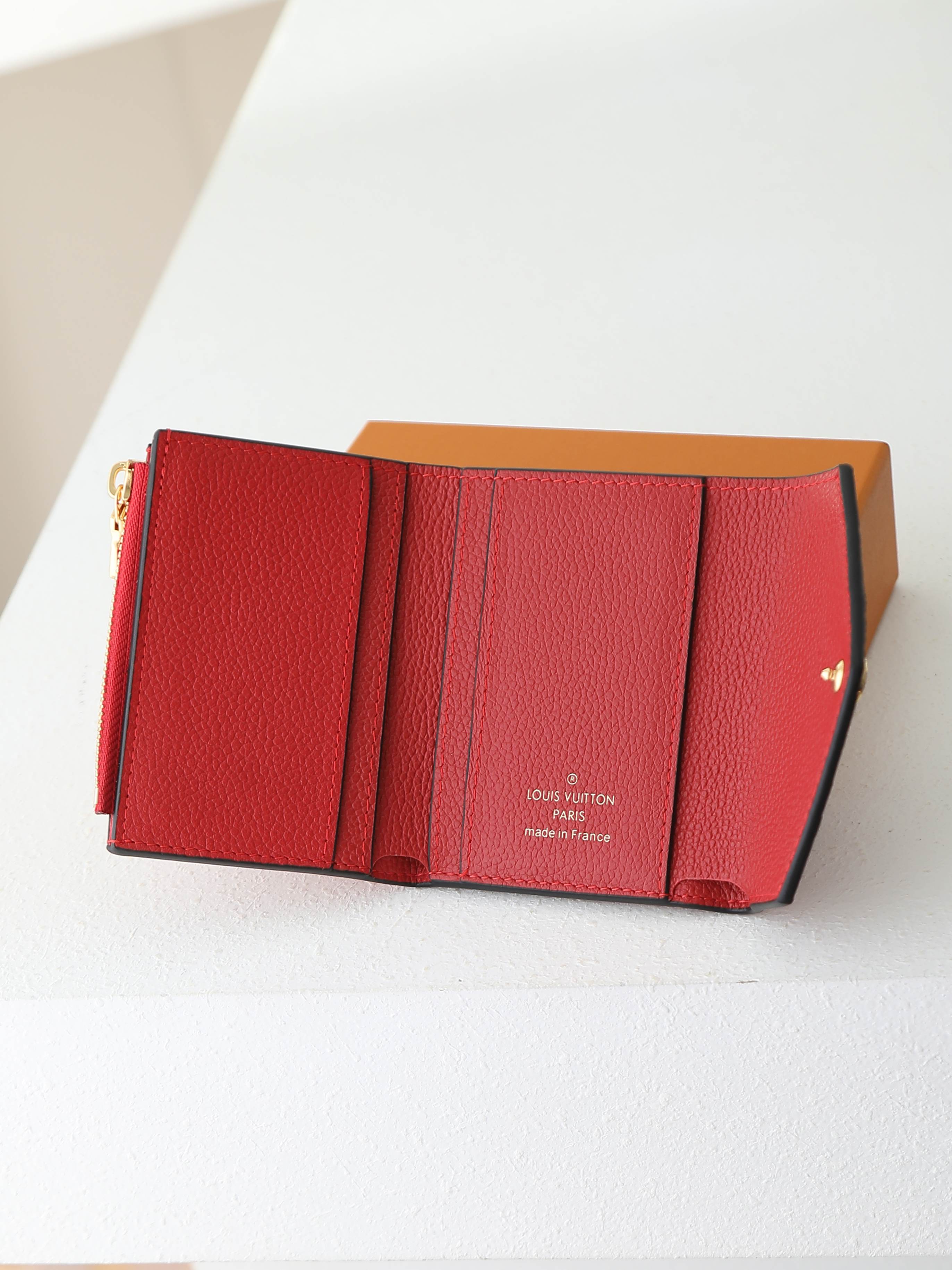 【顶级品质】 M62935 大红 由柔软的Monogram Empreinte粒面皮革裁制而成的Zoe短款钱夹,饰有经典 【顶级品质】 M62935 大红 由柔软的Monogram Empreinte粒面皮革裁制而成的Zoe短款钱夹,饰有经典