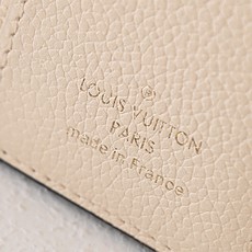 【顶级品质】 M62935 米白 由柔软的Monogram Empreinte粒面皮革裁制而成的Zoe短款钱夹,饰有经典 【顶级品质】 M62935 米白 由柔软的Monogram Empreinte粒面皮革裁制而成的Zoe短款钱夹,饰有经典