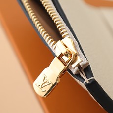 【顶级品质】 M62935 米白 由柔软的Monogram Empreinte粒面皮革裁制而成的Zoe短款钱夹,饰有经典 【顶级品质】 M62935 米白 由柔软的Monogram Empreinte粒面皮革裁制而成的Zoe短款钱夹,饰有经典
