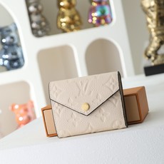 【顶级品质】 M62935 米白 由柔软的Monogram Empreinte粒面皮革裁制而成的Zoe短款钱夹,饰有经典 【顶级品质】 M62935 米白 由柔软的Monogram Empreinte粒面皮革裁制而成的Zoe短款钱夹,饰有经典