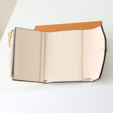【顶级品质】 M62935 米白 由柔软的Monogram Empreinte粒面皮革裁制而成的Zoe短款钱夹,饰有经典 【顶级品质】 M62935 米白 由柔软的Monogram Empreinte粒面皮革裁制而成的Zoe短款钱夹,饰有经典