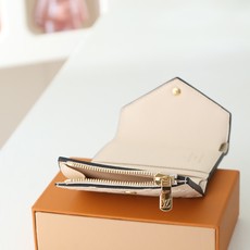 【顶级品质】 M62935 米白 由柔软的Monogram Empreinte粒面皮革裁制而成的Zoe短款钱夹,饰有经典 【顶级品质】 M62935 米白 由柔软的Monogram Empreinte粒面皮革裁制而成的Zoe短款钱夹,饰有经典