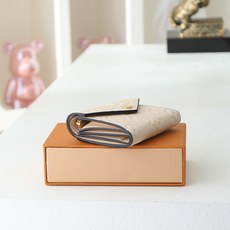 【顶级品质】 M62935 米白 由柔软的Monogram Empreinte粒面皮革裁制而成的Zoe短款钱夹,饰有经典 【顶级品质】 M62935 米白 由柔软的Monogram Empreinte粒面皮革裁制而成的Zoe短款钱夹,饰有经典