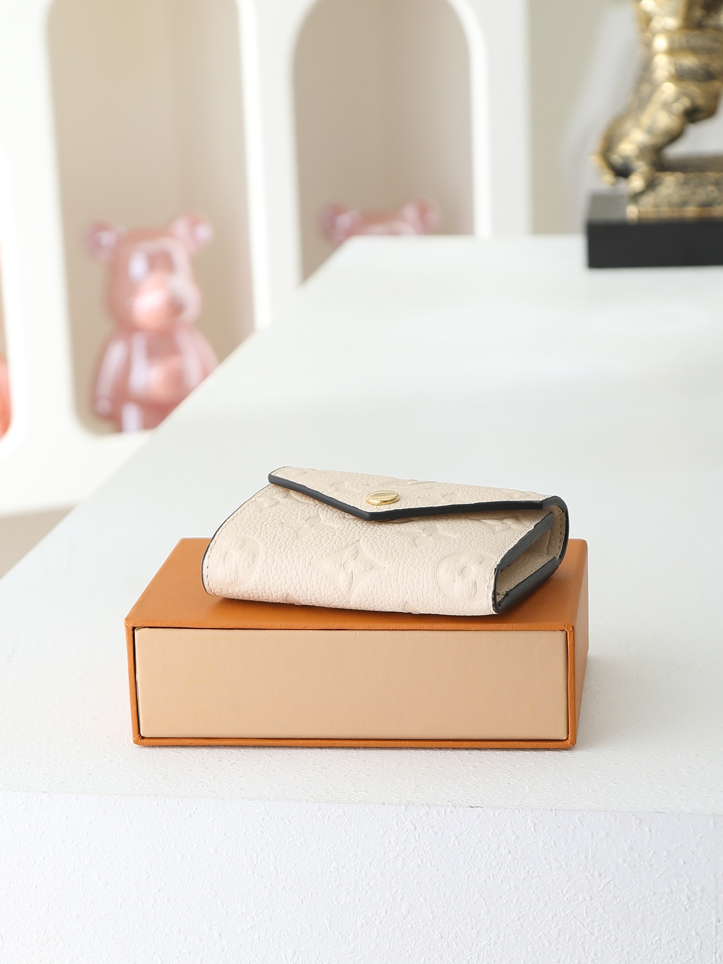 【顶级品质】 M62935 米白 由柔软的Monogram Empreinte粒面皮革裁制而成的Zoe短款钱夹,饰有经典 【顶级品质】 M62935 米白 由柔软的Monogram Empreinte粒面皮革裁制而成的Zoe短款钱夹,饰有经典