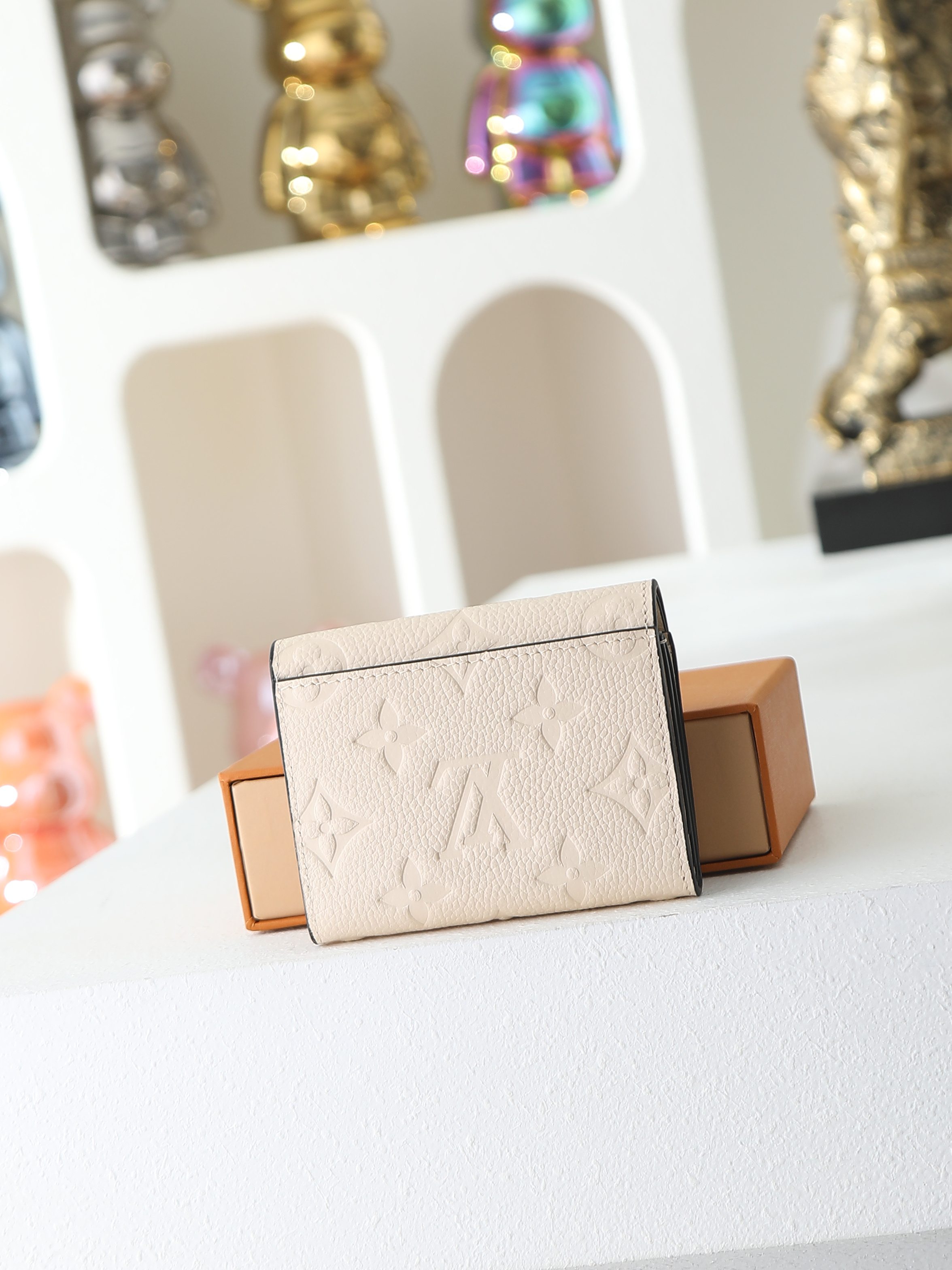 【顶级品质】 M62935 米白 由柔软的Monogram Empreinte粒面皮革裁制而成的Zoe短款钱夹,饰有经典 【顶级品质】 M62935 米白 由柔软的Monogram Empreinte粒面皮革裁制而成的Zoe短款钱夹,饰有经典