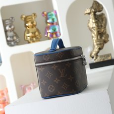 【顶级品质】 M12647 蓝色 本款 Nice 迷你化妆包选用 Monogram Macassar 涂层帆布塑造精巧构 【顶级品质】 M12647 蓝色 本款 Nice 迷你化妆包选用 Monogram Macassar 涂层帆布塑造精巧构