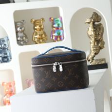 【顶级品质】 M12647 蓝色 本款 Nice 迷你化妆包选用 Monogram Macassar 涂层帆布塑造精巧构 【顶级品质】 M12647 蓝色 本款 Nice 迷你化妆包选用 Monogram Macassar 涂层帆布塑造精巧构