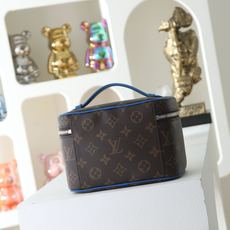 【顶级品质】 M12647 蓝色 本款 Nice 迷你化妆包选用 Monogram Macassar 涂层帆布塑造精巧构 【顶级品质】 M12647 蓝色 本款 Nice 迷你化妆包选用 Monogram Macassar 涂层帆布塑造精巧构