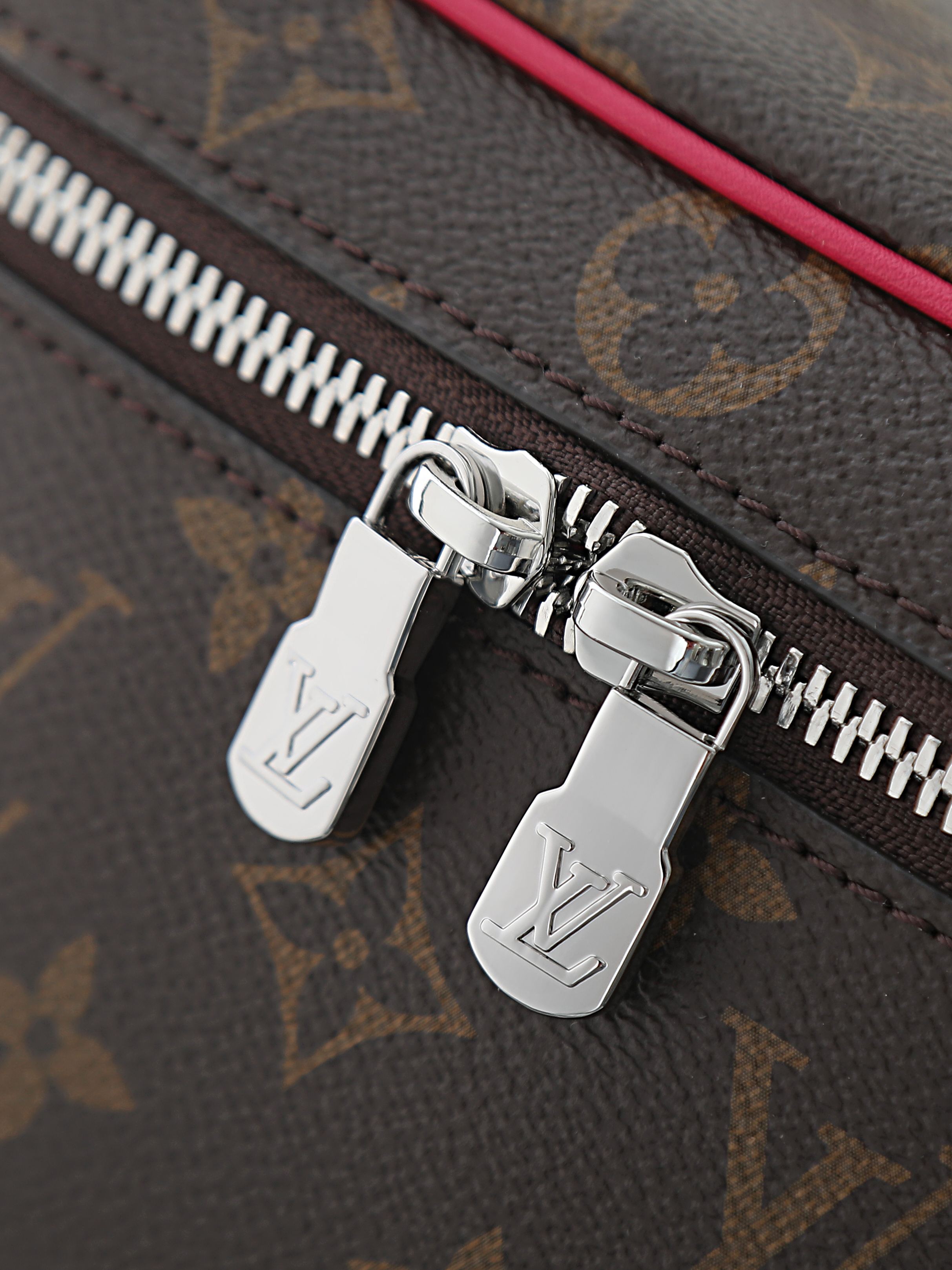 【顶级品质】 M12650 玫红 本款 Nice 迷你化妆包选用 Monogram Macassar 涂层帆布塑造精巧构 【顶级品质】 M12650 玫红 本款 Nice 迷你化妆包选用 Monogram Macassar 涂层帆布塑造精巧构