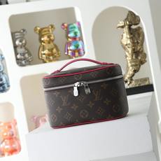 【顶级品质】 M12650 玫红 本款 Nice 迷你化妆包选用 Monogram Macassar 涂层帆布塑造精巧构 【顶级品质】 M12650 玫红 本款 Nice 迷你化妆包选用 Monogram Macassar 涂层帆布塑造精巧构