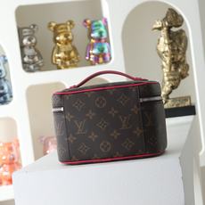 【顶级品质】 M12650 玫红 本款 Nice 迷你化妆包选用 Monogram Macassar 涂层帆布塑造精巧构 【顶级品质】 M12650 玫红 本款 Nice 迷你化妆包选用 Monogram Macassar 涂层帆布塑造精巧构