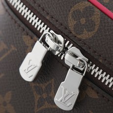 【顶级品质】 M14832 玫红小 本款 Nice Nano 化妆包以 Monogram 涂层帆布塑造紧凑构型,可轻松容 【顶级品质】 M14832 玫红小 本款 Nice Nano 化妆包以 Monogram 涂层帆布塑造紧凑构型,可轻松容