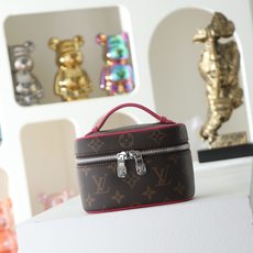 【顶级品质】 M14832 玫红小 本款 Nice Nano 化妆包以 Monogram 涂层帆布塑造紧凑构型,可轻松容 【顶级品质】 M14832 玫红小 本款 Nice Nano 化妆包以 Monogram 涂层帆布塑造紧凑构型,可轻松容