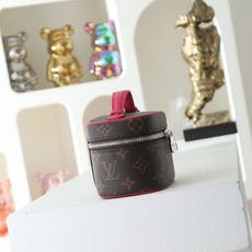 【顶级品质】 M14832 玫红小 本款 Nice Nano 化妆包以 Monogram 涂层帆布塑造紧凑构型,可轻松容 【顶级品质】 M14832 玫红小 本款 Nice Nano 化妆包以 Monogram 涂层帆布塑造紧凑构型,可轻松容