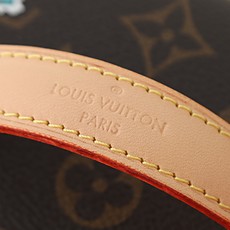 【顶级品质】 M26647 丝印 本款 Nice 迷你化妆包以 Monogram 帆布勾勒圆润的箱型轮廓,皮革手柄与双拉 【顶级品质】 M26647 丝印 本款 Nice 迷你化妆包以 Monogram 帆布勾勒圆润的箱型轮廓,皮革手柄与双拉