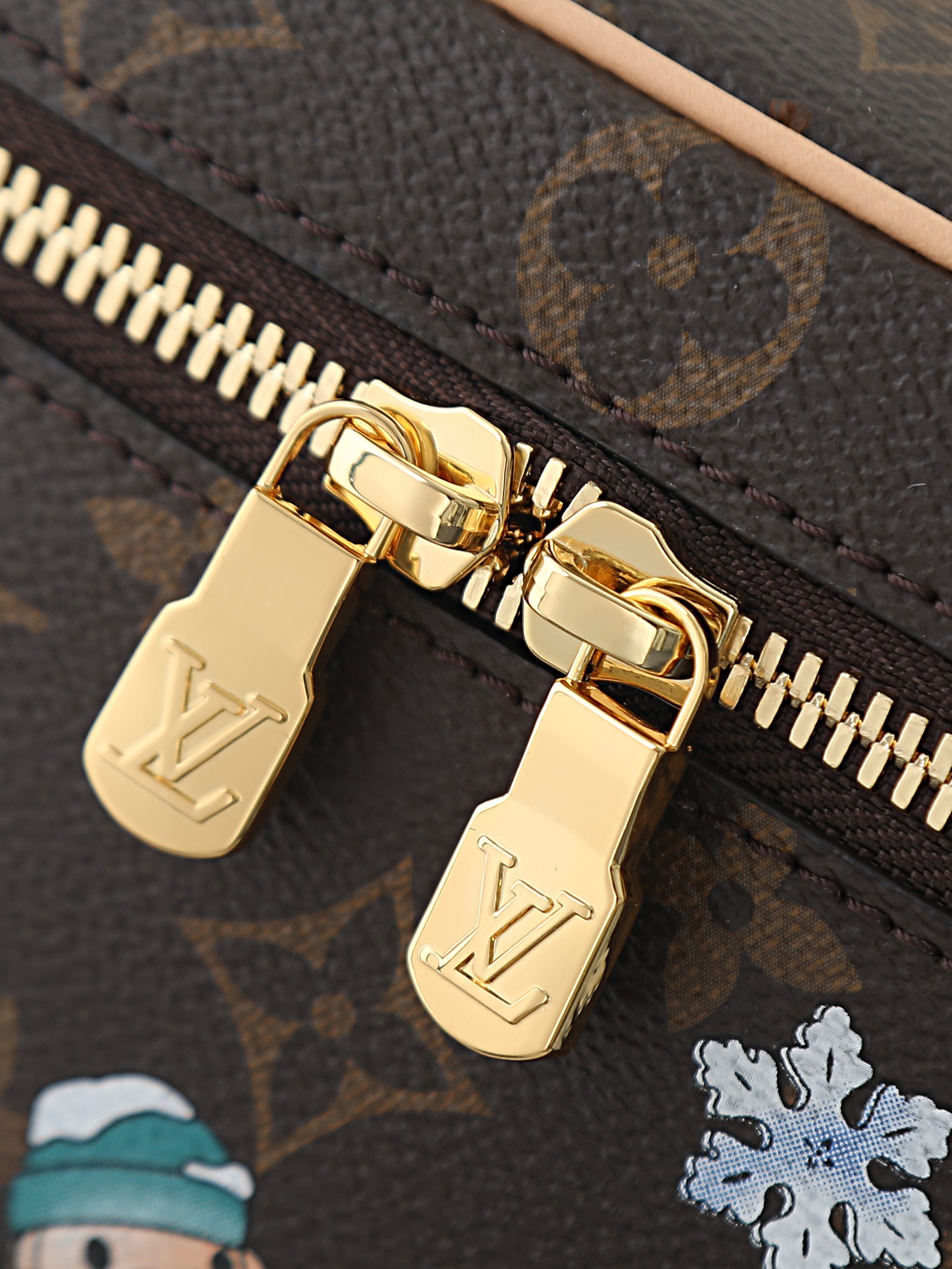 【顶级品质】 M26647 丝印 本款 Nice 迷你化妆包以 Monogram 帆布勾勒圆润的箱型轮廓,皮革手柄与双拉 【顶级品质】 M26647 丝印 本款 Nice 迷你化妆包以 Monogram 帆布勾勒圆润的箱型轮廓,皮革手柄与双拉