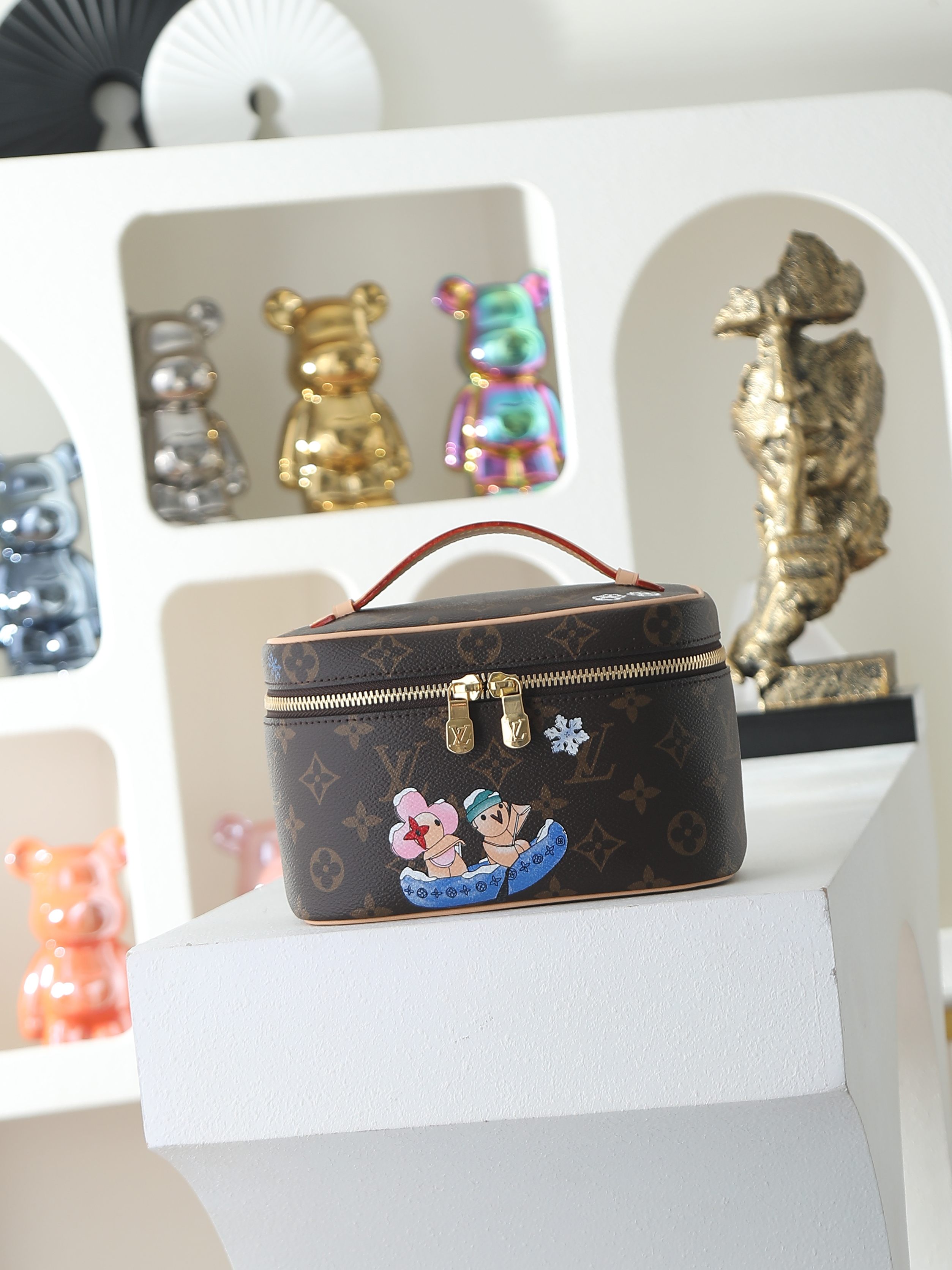 【顶级品质】 M26647 丝印 本款 Nice 迷你化妆包以 Monogram 帆布勾勒圆润的箱型轮廓,皮革手柄与双拉 【顶级品质】 M26647 丝印 本款 Nice 迷你化妆包以 Monogram 帆布勾勒圆润的箱型轮廓,皮革手柄与双拉