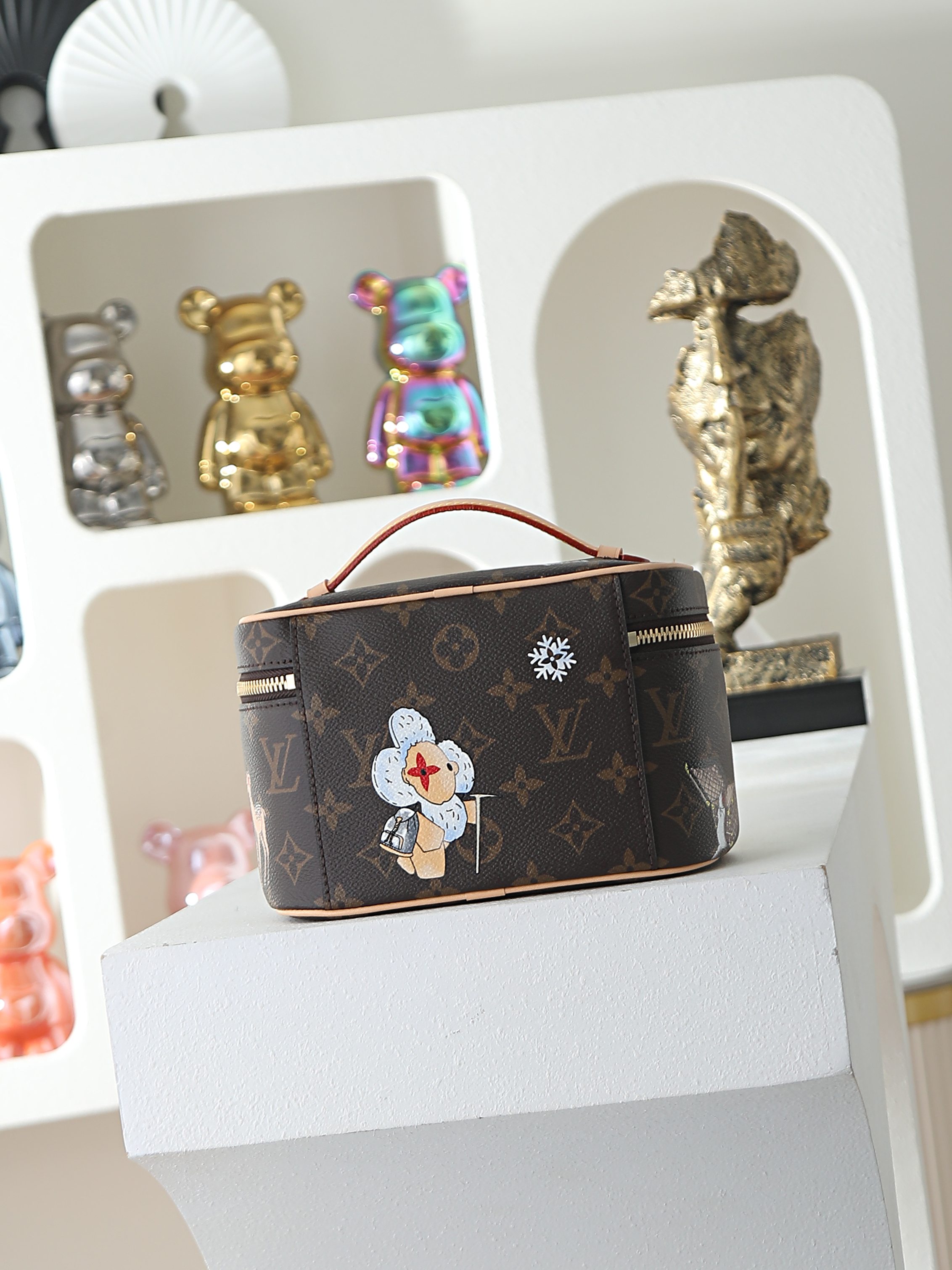 【顶级品质】 M26647 丝印 本款 Nice 迷你化妆包以 Monogram 帆布勾勒圆润的箱型轮廓,皮革手柄与双拉 【顶级品质】 M26647 丝印 本款 Nice 迷你化妆包以 Monogram 帆布勾勒圆润的箱型轮廓,皮革手柄与双拉