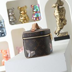 【顶级品质】 M26647 丝印 本款 Nice 迷你化妆包以 Monogram 帆布勾勒圆润的箱型轮廓,皮革手柄与双拉 【顶级品质】 M26647 丝印 本款 Nice 迷你化妆包以 Monogram 帆布勾勒圆润的箱型轮廓,皮革手柄与双拉