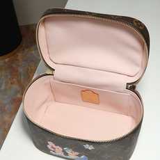 【顶级品质】 M26647 丝印 本款 Nice 迷你化妆包以 Monogram 帆布勾勒圆润的箱型轮廓,皮革手柄与双拉 【顶级品质】 M26647 丝印 本款 Nice 迷你化妆包以 Monogram 帆布勾勒圆润的箱型轮廓,皮革手柄与双拉