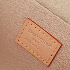 【顶级品质】 M26889 玫红 本化妆包以柔软的 Monogram 帆布造就精巧身形,搭配放平即可释放空间的皮革手柄, 【顶级品质】 M26889 玫红 本化妆包以柔软的 Monogram 帆布造就精巧身形,搭配放平即可释放空间的皮革手柄,