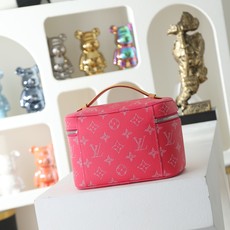 【顶级品质】 M26889 玫红 本化妆包以柔软的 Monogram 帆布造就精巧身形,搭配放平即可释放空间的皮革手柄, 【顶级品质】 M26889 玫红 本化妆包以柔软的 Monogram 帆布造就精巧身形,搭配放平即可释放空间的皮革手柄,