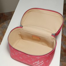 【顶级品质】 M26889 玫红 本化妆包以柔软的 Monogram 帆布造就精巧身形,搭配放平即可释放空间的皮革手柄, 【顶级品质】 M26889 玫红 本化妆包以柔软的 Monogram 帆布造就精巧身形,搭配放平即可释放空间的皮革手柄,