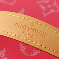 【顶级品质】 M26889 玫红 本化妆包以柔软的 Monogram 帆布造就精巧身形,搭配放平即可释放空间的皮革手柄, 【顶级品质】 M26889 玫红 本化妆包以柔软的 Monogram 帆布造就精巧身形,搭配放平即可释放空间的皮革手柄,