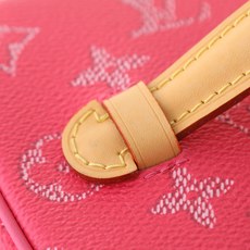 【顶级品质】 M26889 玫红 本化妆包以柔软的 Monogram 帆布造就精巧身形,搭配放平即可释放空间的皮革手柄, 【顶级品质】 M26889 玫红 本化妆包以柔软的 Monogram 帆布造就精巧身形,搭配放平即可释放空间的皮革手柄,
