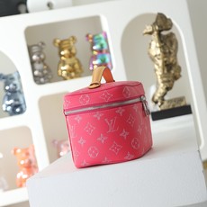 【顶级品质】 M26889 玫红 本化妆包以柔软的 Monogram 帆布造就精巧身形,搭配放平即可释放空间的皮革手柄, 【顶级品质】 M26889 玫红 本化妆包以柔软的 Monogram 帆布造就精巧身形,搭配放平即可释放空间的皮革手柄,
