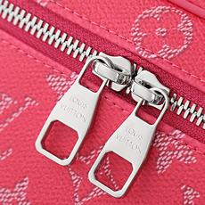 【顶级品质】 M26889 玫红 本化妆包以柔软的 Monogram 帆布造就精巧身形,搭配放平即可释放空间的皮革手柄, 【顶级品质】 M26889 玫红 本化妆包以柔软的 Monogram 帆布造就精巧身形,搭配放平即可释放空间的皮革手柄,