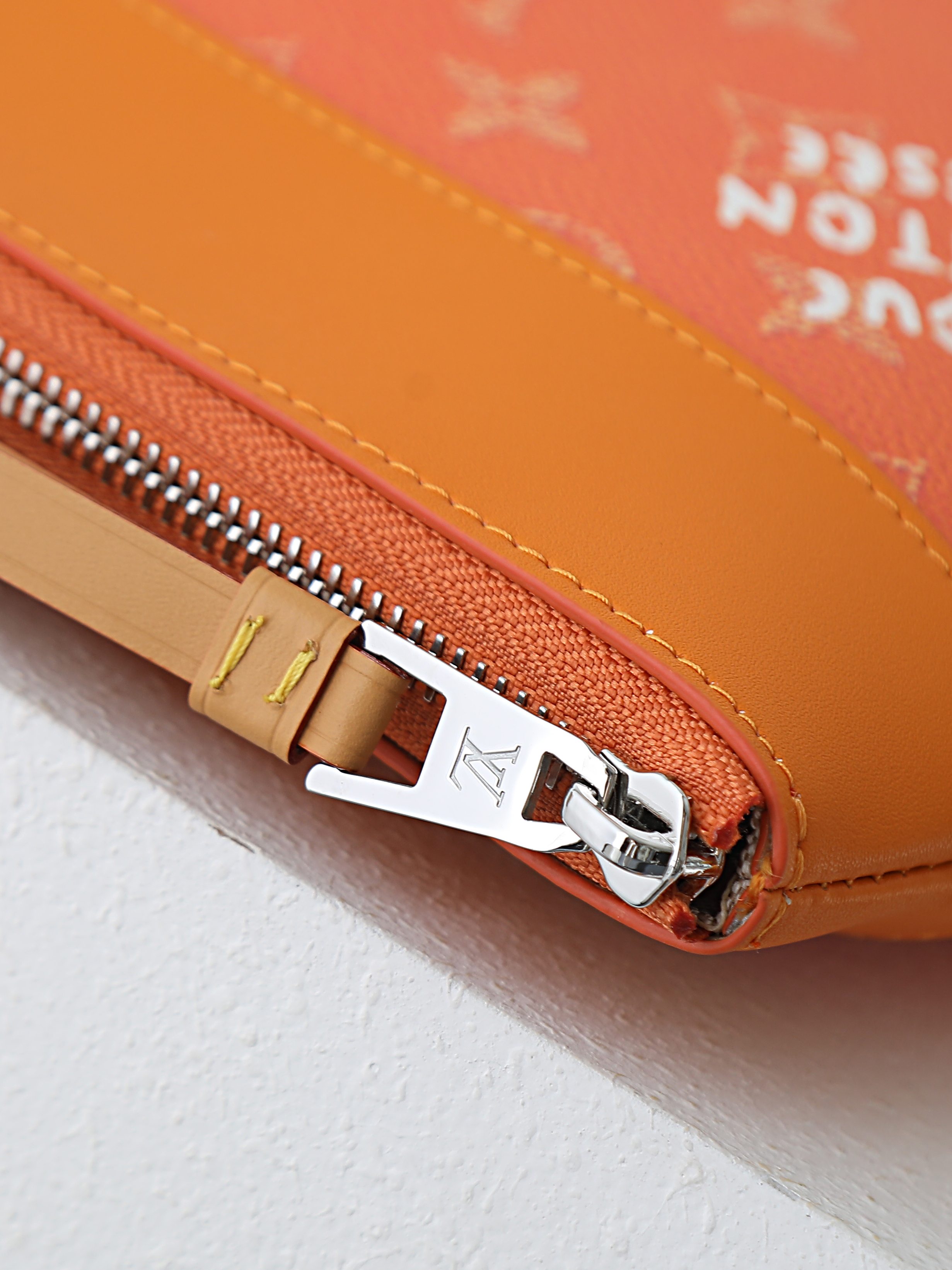 【顶级品质】 M26828 橙色 pochette voyage souple 手拿包 pochette voyage 【顶级品质】 M26828 橙色 pochette voyage souple 手拿包 pochette voyage