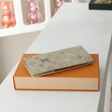 【顶级品质】 M29257 西装包 本款 Brazza 钱夹取材 Monogram Surplus 帆布,以织物肌理和不 【顶级品质】 M29257 西装包 本款 Brazza 钱夹取材 Monogram Surplus 帆布,以织物肌理和不