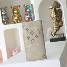 【顶级品质】 M29257 西装包 本款 Brazza 钱夹取材 Monogram Surplus 帆布,以织物肌理和不 【顶级品质】 M29257 西装包 本款 Brazza 钱夹取材 Monogram Surplus 帆布,以织物肌理和不