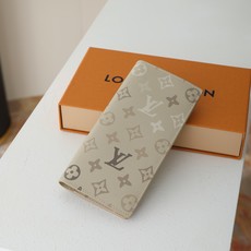 【顶级品质】 M29257 西装包 本款 Brazza 钱夹取材 Monogram Surplus 帆布,以织物肌理和不 【顶级品质】 M29257 西装包 本款 Brazza 钱夹取材 Monogram Surplus 帆布,以织物肌理和不