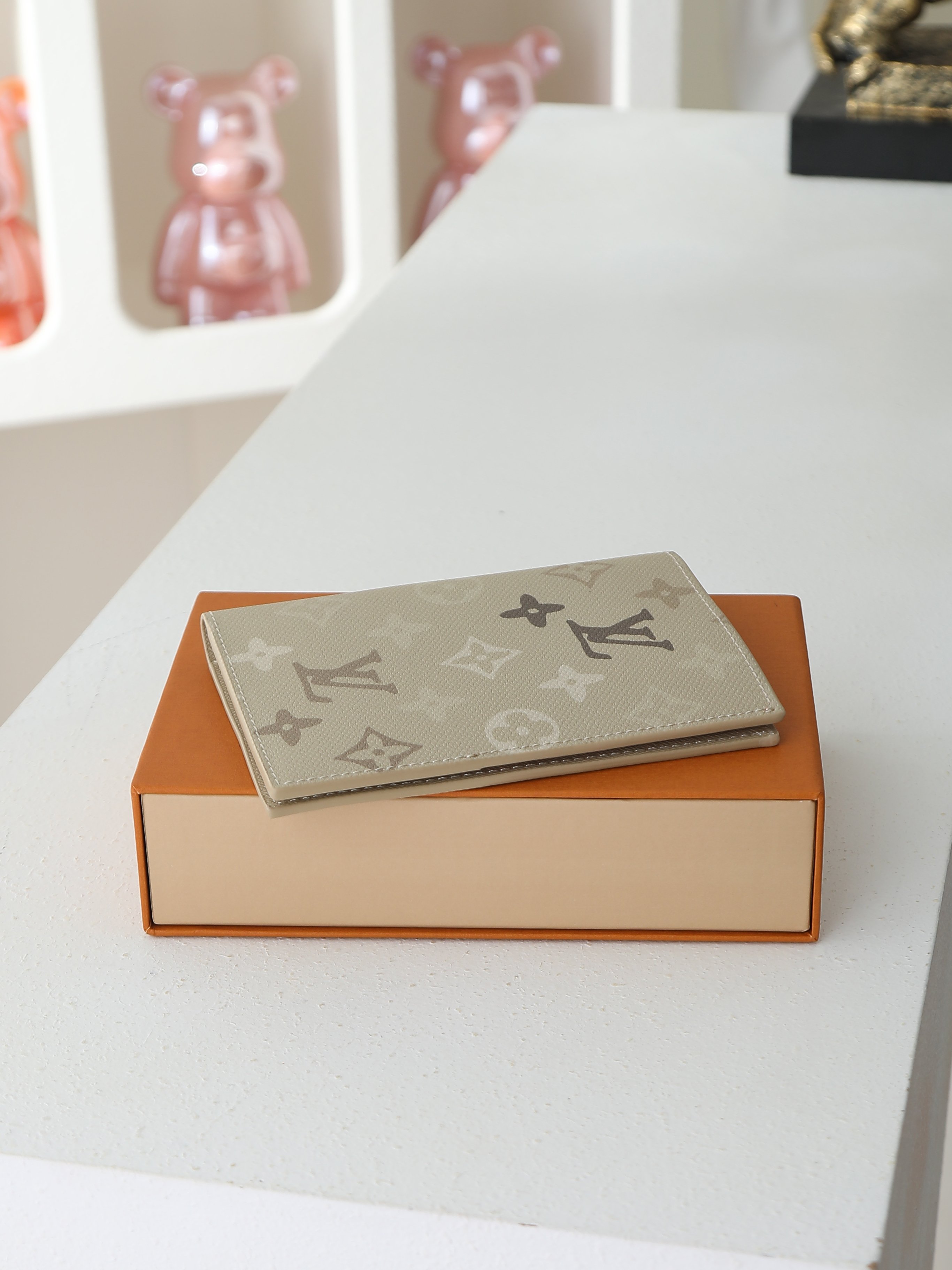【顶级品质】 M29237 护照夹 本款护照套取材 Monogram Surplus 涂层帆布，通过压印工艺营造织物般的