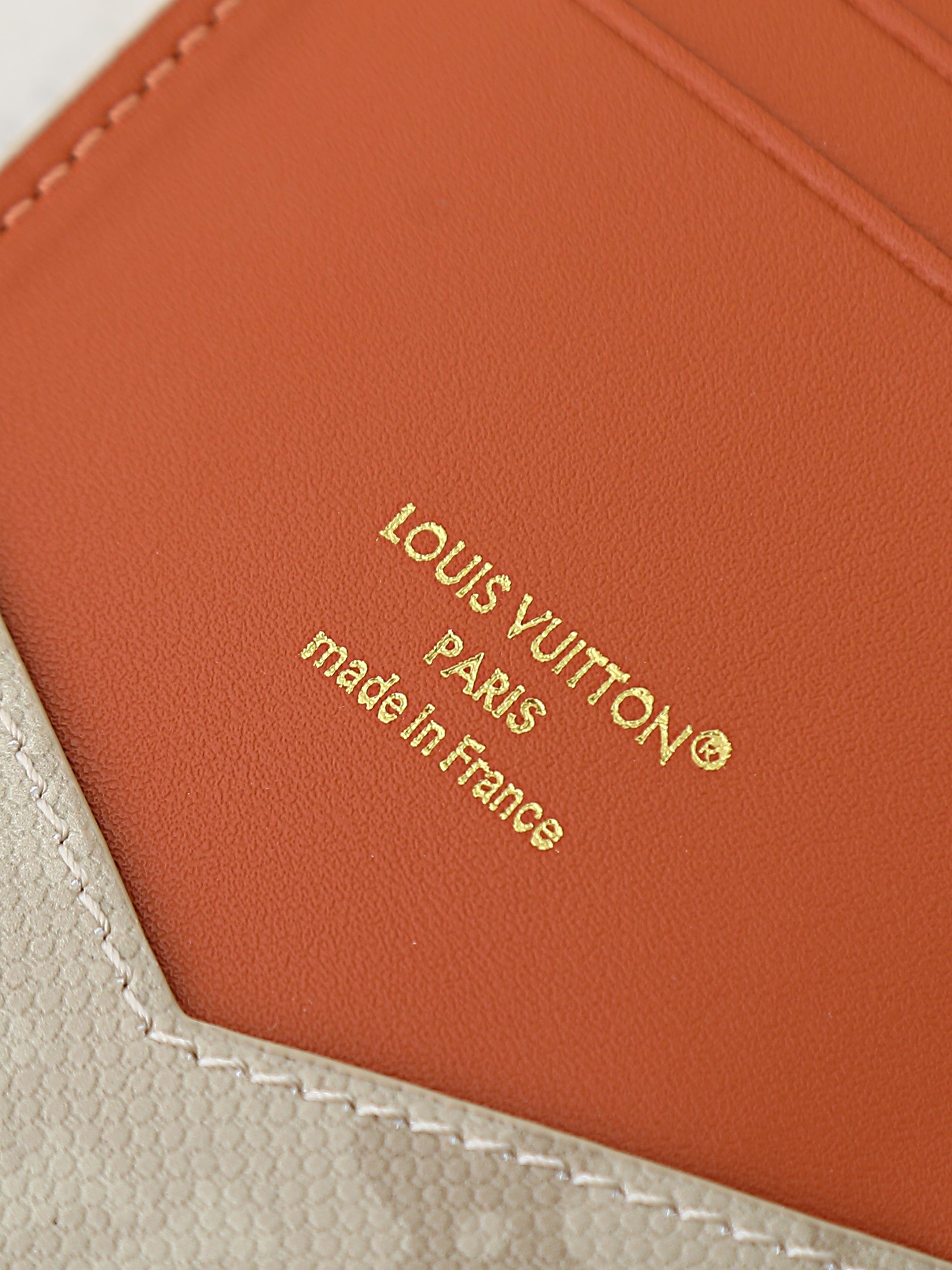 【顶级品质】 M29237 护照夹 本款护照套取材 Monogram Surplus 涂层帆布，通过压印工艺营造织物般的