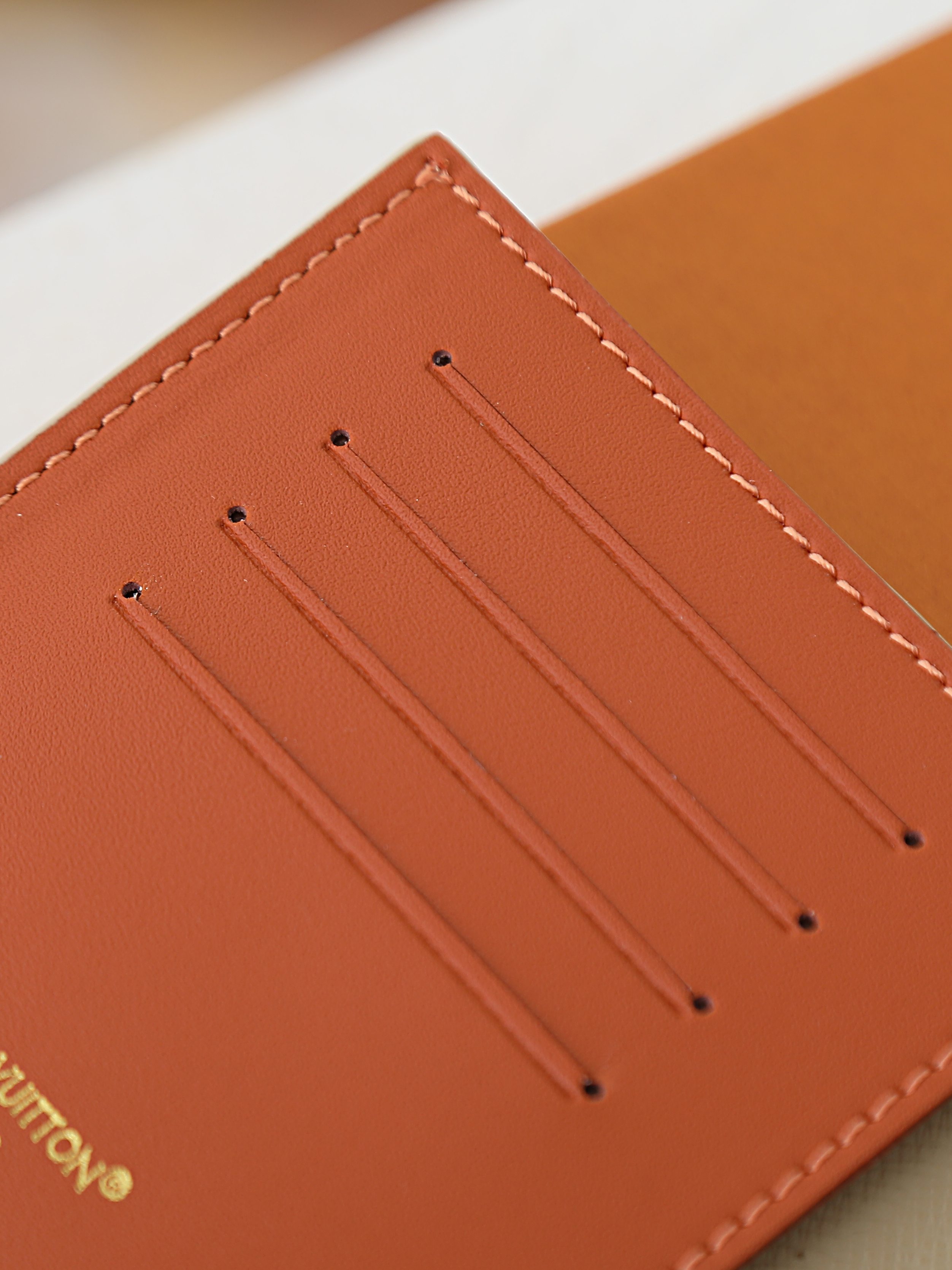 【顶级品质】 M29237 护照夹 本款护照套取材 Monogram Surplus 涂层帆布，通过压印工艺营造织物般的