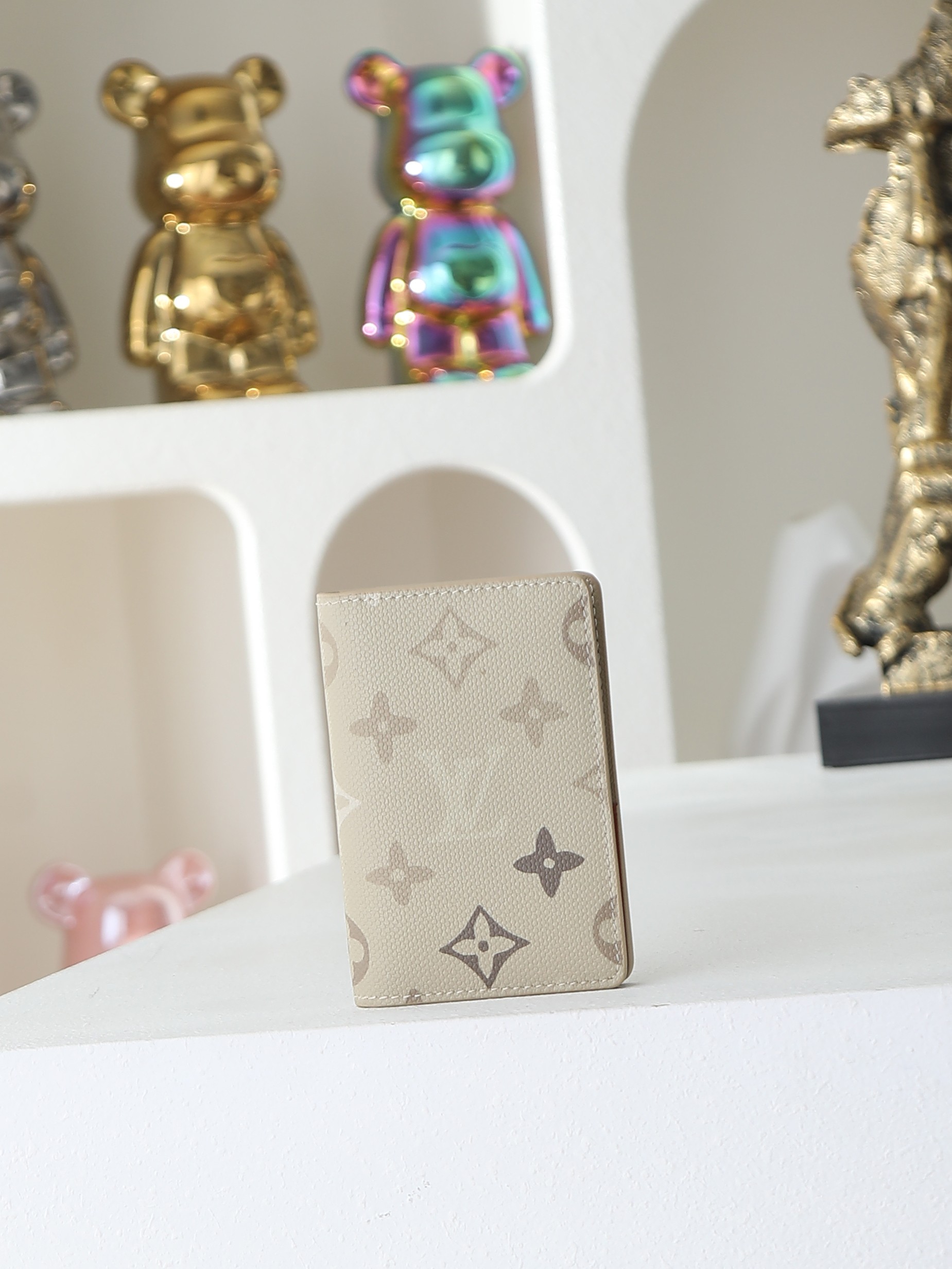 【顶级品质】 M29256 卡包 本款口袋钱夹取材 Monogram Surplus 涂层帆布，呈现织物般的错视效果。别