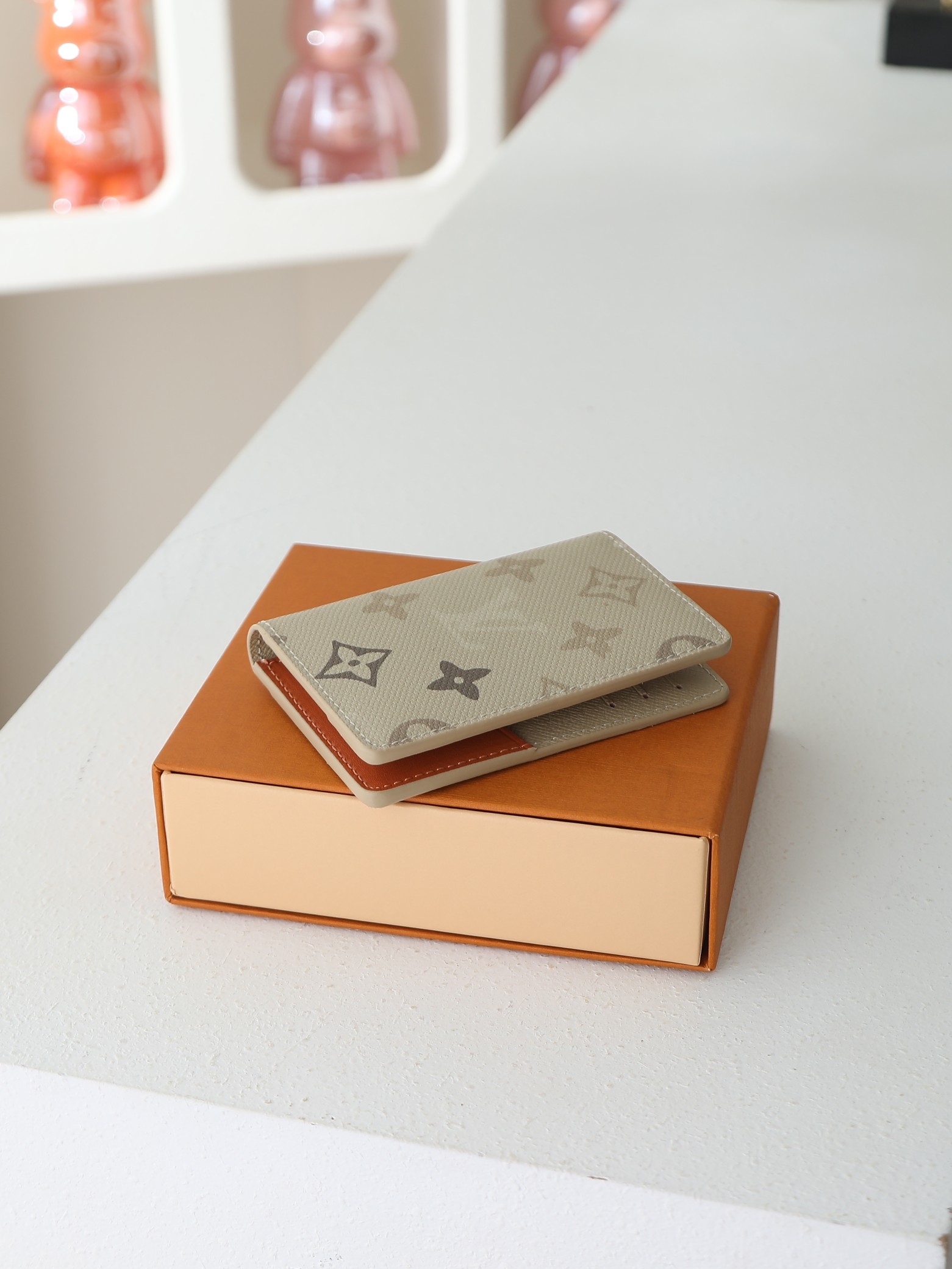 【顶级品质】 M29256 卡包 本款口袋钱夹取材 Monogram Surplus 涂层帆布，呈现织物般的错视效果。别