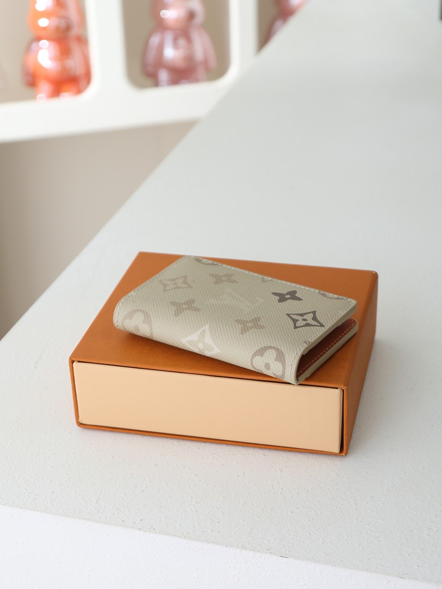 【顶级品质】 M29256 卡包 本款口袋钱夹取材 Monogram Surplus 涂层帆布，呈现织物般的错视效果。别
