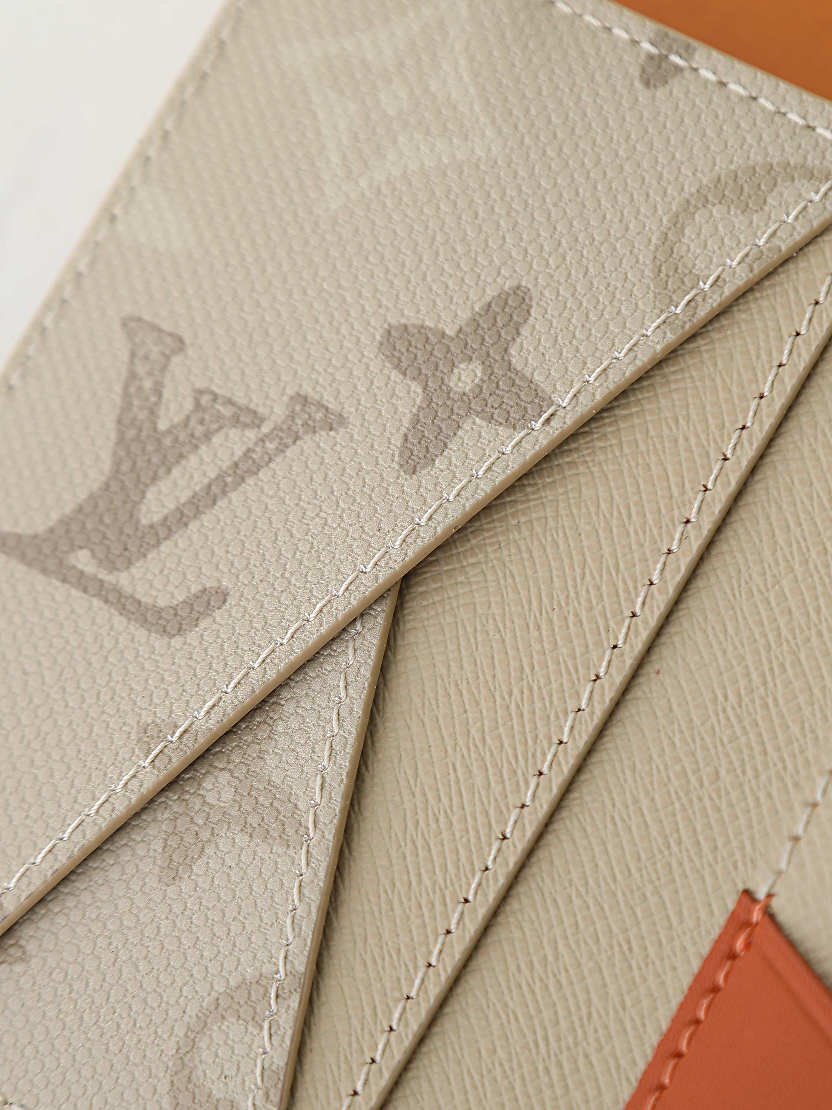 【顶级品质】 M29256 卡包 本款口袋钱夹取材 Monogram Surplus 涂层帆布，呈现织物般的错视效果。别