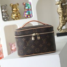 【顶级品质】 M44495 亮金 配163c芯片 Nice 迷你化妆包以柔软的 Monogram 帆布造就精巧身形,搭配 【顶级品质】 M44495 亮金 配163c芯片 Nice 迷你化妆包以柔软的 Monogram 帆布造就精巧身形,搭配