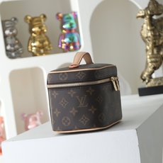 【顶级品质】 M44495 亮金 配163c芯片 Nice 迷你化妆包以柔软的 Monogram 帆布造就精巧身形,搭配 【顶级品质】 M44495 亮金 配163c芯片 Nice 迷你化妆包以柔软的 Monogram 帆布造就精巧身形,搭配