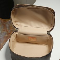 【顶级品质】 M44495 亮金 配163c芯片 Nice 迷你化妆包以柔软的 Monogram 帆布造就精巧身形,搭配 【顶级品质】 M44495 亮金 配163c芯片 Nice 迷你化妆包以柔软的 Monogram 帆布造就精巧身形,搭配