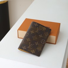【顶级品质】 M29285 冲孔黄 护照套、本款护照套Monogram Grid 涂层帆布,以细腻穿孔掩映缤纷内衬,其间 【顶级品质】 M29285 冲孔黄 护照套、本款护照套Monogram Grid 涂层帆布,以细腻穿孔掩映缤纷内衬,其间
