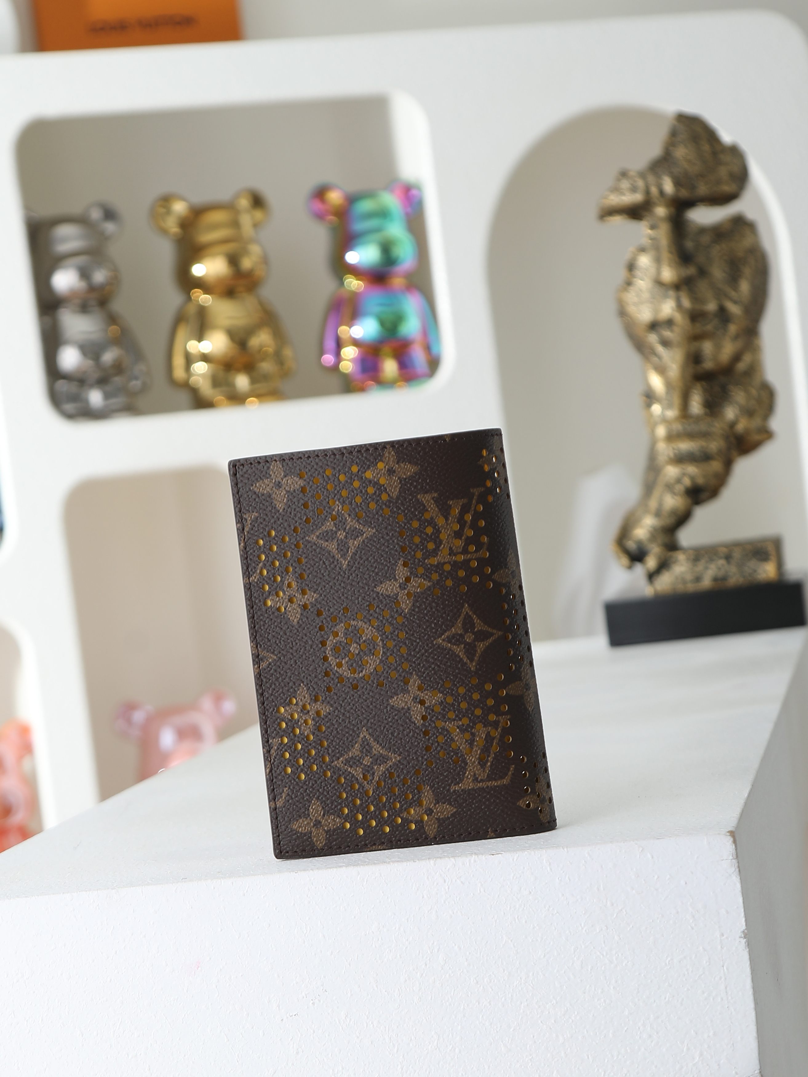 【顶级品质】 M29285 冲孔黄 护照套、本款护照套Monogram Grid 涂层帆布,以细腻穿孔掩映缤纷内衬,其间 【顶级品质】 M29285 冲孔黄 护照套、本款护照套Monogram Grid 涂层帆布,以细腻穿孔掩映缤纷内衬,其间