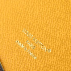 【顶级品质】 M29285 冲孔黄 护照套、本款护照套Monogram Grid 涂层帆布,以细腻穿孔掩映缤纷内衬,其间 【顶级品质】 M29285 冲孔黄 护照套、本款护照套Monogram Grid 涂层帆布,以细腻穿孔掩映缤纷内衬,其间
